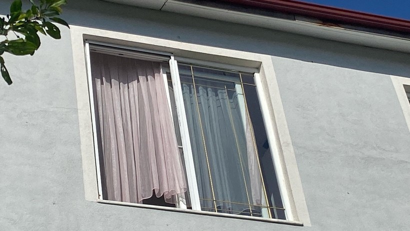 Pencere kenarında yoğurt yiyordu... 5 yaşındaki çocuk 3. kattan düştü! - Resim : 3