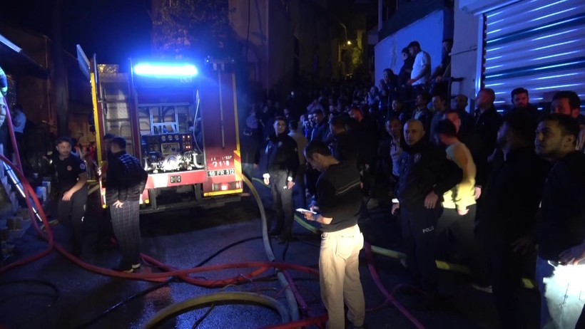 Geceyi alevler aydınlattı: 2 katlı evde çıkan yangın, yan binalara da sıçradı - Resim : 2