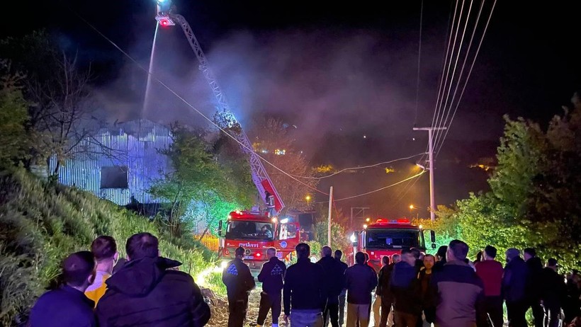 Komşuda korkutan yangın: 82 yaşındaki yatalak kadın son anda kurtarıldı - Resim : 1