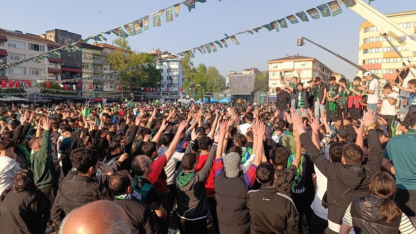 Taraftarın bekleyişi sürüyor! Maç sonrası eğlenceye devam - Resim : 8