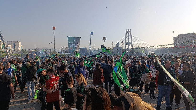 Taraftarın bekleyişi sürüyor! Maç sonrası eğlenceye devam - Resim : 5