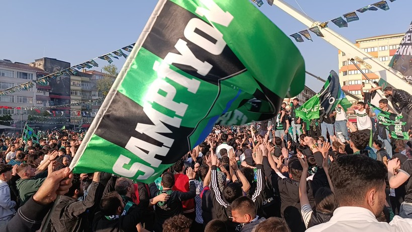 Taraftarın bekleyişi sürüyor! Maç sonrası eğlenceye devam - Resim : 1