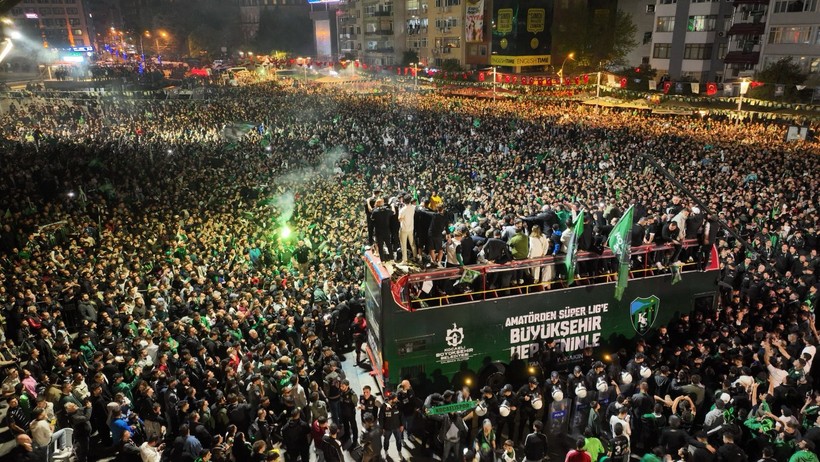 Taraftarın bekleyişi sona erdi! Şampiyonluk kutlamalarının zirve anı - Resim : 3