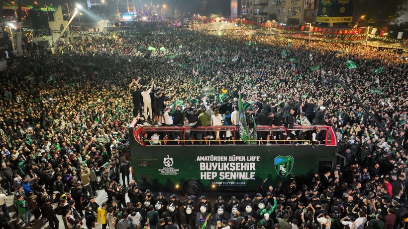 Taraftarın bekleyişi sona erdi! Şampiyonluk kutlamalarının zirve anı - Resim : 2