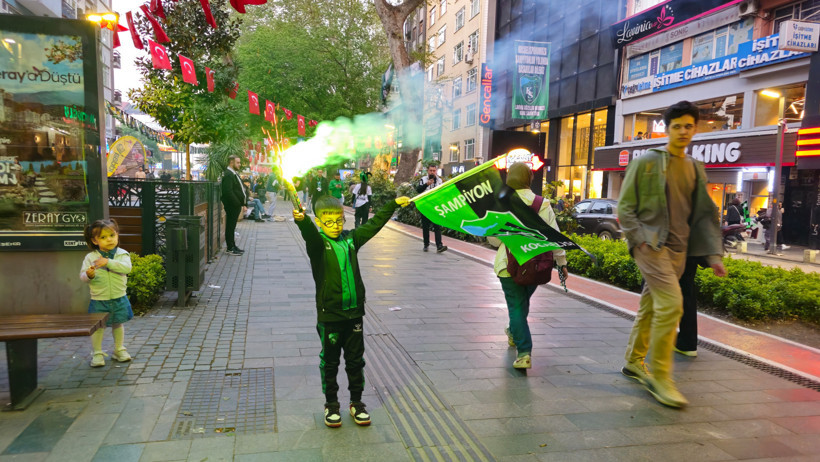 Kocaelispor taraftarı şampiyonluğu doyasıya kutluyor - Resim : 2