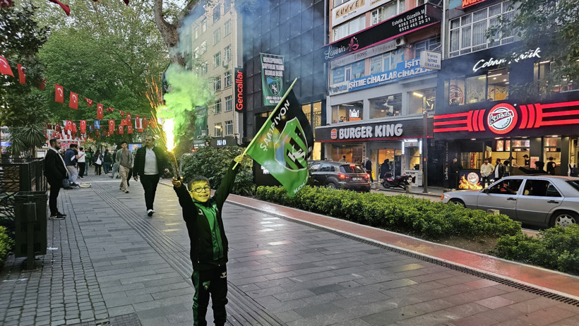 Kocaelispor taraftarı şampiyonluğu doyasıya kutluyor - Resim : 1