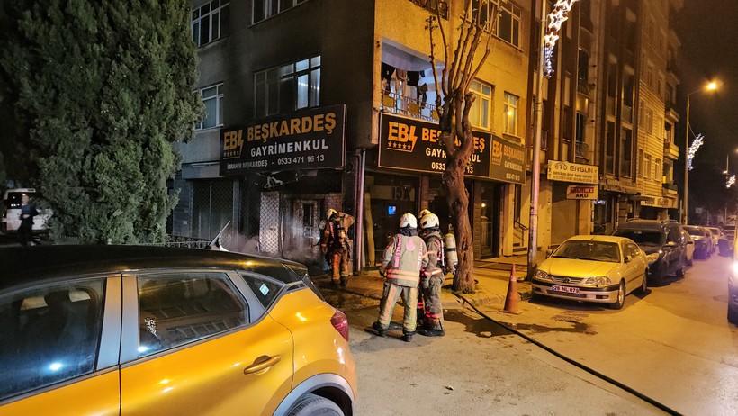 Doğal gaz kutusunda başlayan yangın bitişiğindeki dükkana sıçradı - Resim : 1