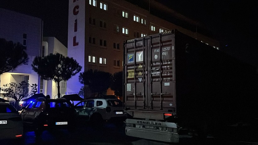 Otoparka dalan TIR'ın sürücüsü kendini araca kilitledi - Resim : 2
