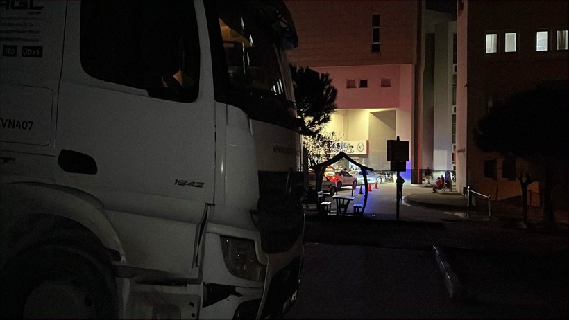 Otoparka dalan TIR'ın sürücüsü kendini araca kilitledi - Resim : 1