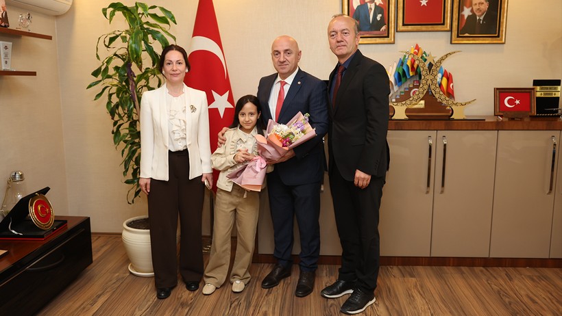 Muzaffer Bıyık koltuğunu minik İpek’e bıraktı - Resim : 2
