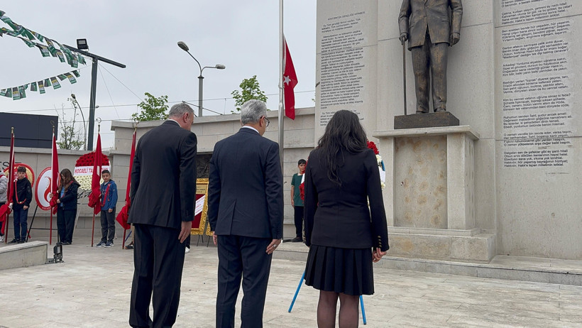 23 Nisan heyecanı meydana taşındı! Çelenk sunuldu - Resim : 5