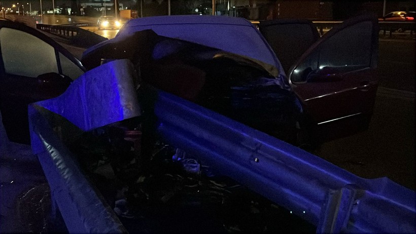 Yanan otomobilde sıkışan sürücüyü itfaiye kurtardı! - Resim : 2