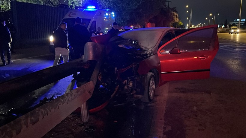 Yanan otomobilde sıkışan sürücüyü itfaiye kurtardı! - Resim : 1