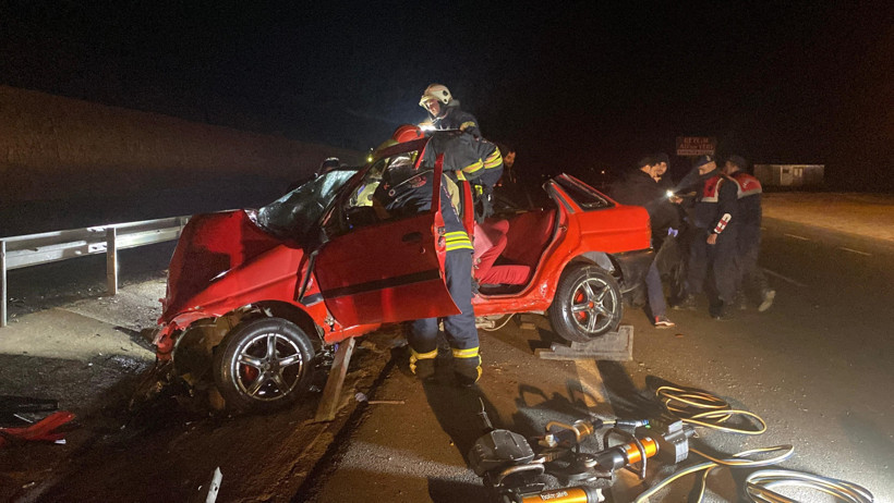 Bariyere çarpan otomobil iki arkadaşa mezar oldu! - Resim : 2