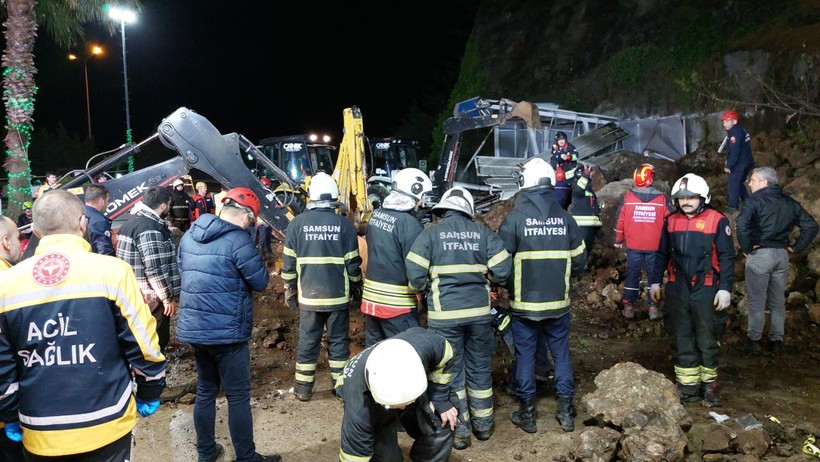 Samsun’da heyelan: Enkaz alında kalanları kurtarma çalışması sürüyor - Resim : 3