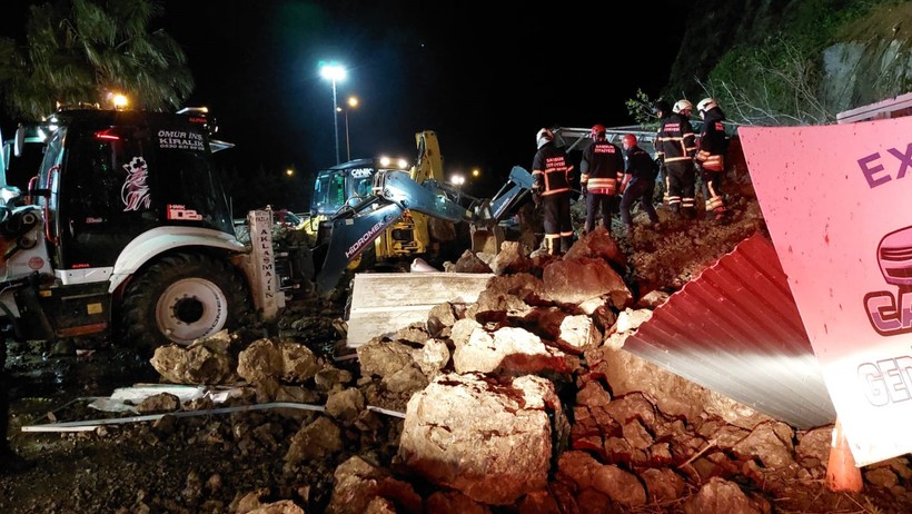 Samsun’da heyelan: Enkaz alında kalanları kurtarma çalışması sürüyor - Resim : 2