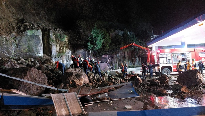 Samsun’da heyelan: Enkaz alında kalanları kurtarma çalışması sürüyor - Resim : 1