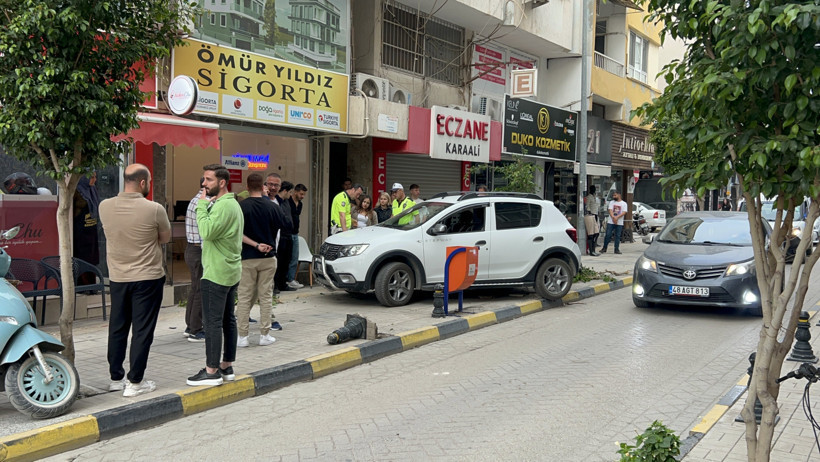 Bir anlık dalgınlık... Fren yerine gaza bastı! - Resim : 2