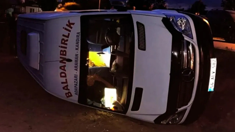 Minibüs şarampole yuvarlandı: 9 kişi ölümden döndü - Resim : 1