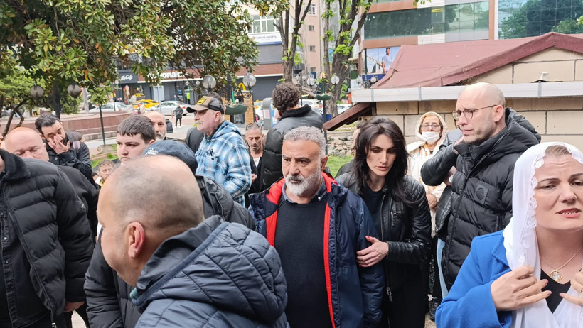 Sanatçı dostları yalnız bırakmadı! Serkan Keskin'in annesine son vedası - Resim : 6