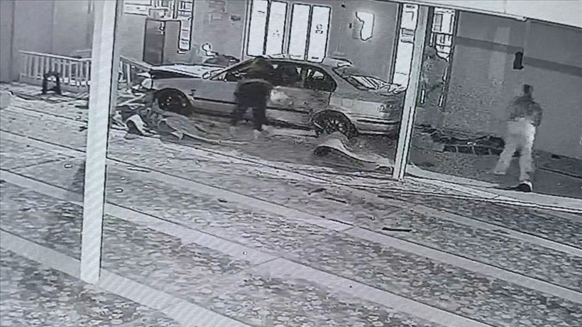 Alkollü sürücü kontrolü kaybedip camiye daldı… Otomobilin camiye girdiği anlar kaydedildi! - Resim : 1