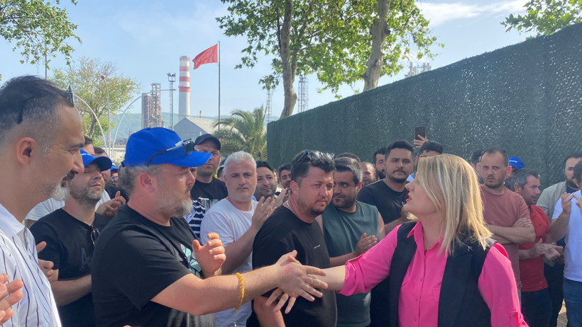 TÜPRAŞ işçisi Hürriyet'i alkışlarla karşıladı - Resim : 1