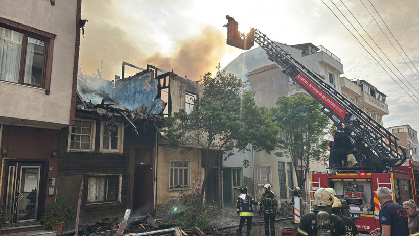 İki evi alevler sardı! Yanan evin duvarı itfaiye erlerinin üzerine devrildi! - Resim : 2