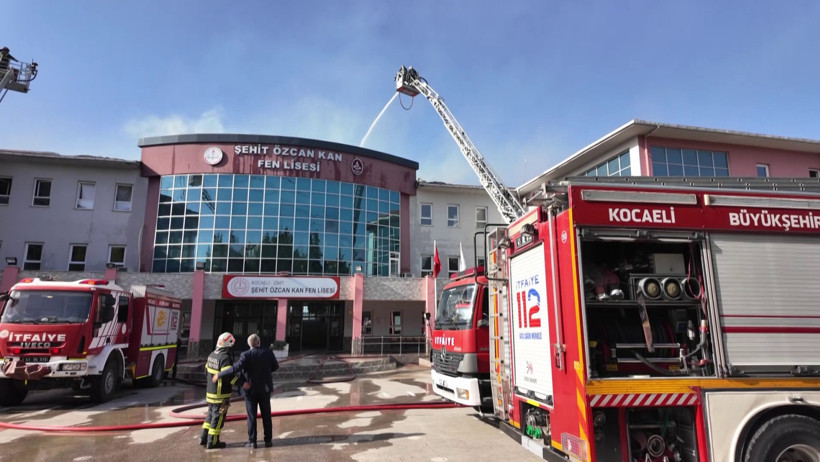 Yangın çıkan okulda eğitime 2 gün ara verildi - Resim : 1