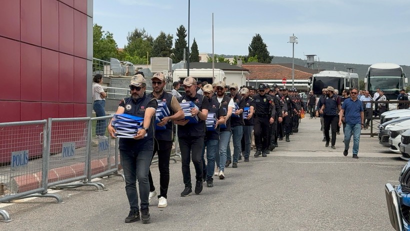 Aralarında Kocaeli'nin de bulunduğu illerde FETÖ operasyonu! Yüzlerce klasör, uzun uzadıya kuyruklar - Resim : 1