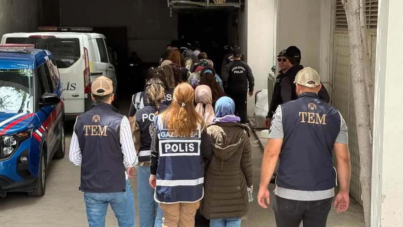 Aralarında Kocaeli'nin de bulunduğu illerde FETÖ operasyonu! Yüzlerce klasör, uzun uzadıya kuyruklar - Resim : 4