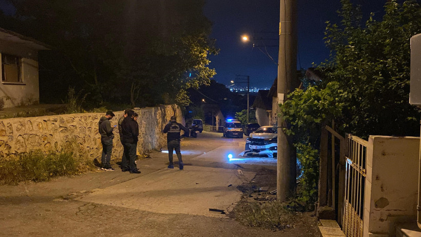 Nedeni henüz bilinmiyor... Otomobil kurşun yağmuruna tutuldu! - Resim : 1