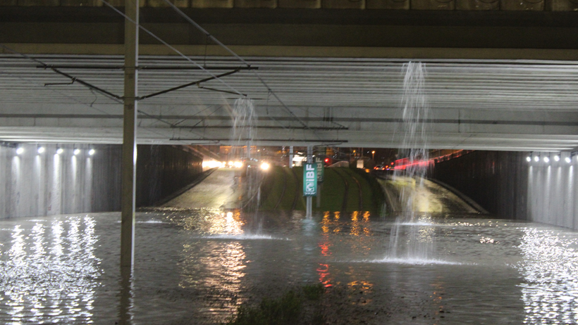 Kayseri'yi sağanak vurdu! Vatandaşlar selde mahsur kaldı - Resim : 1