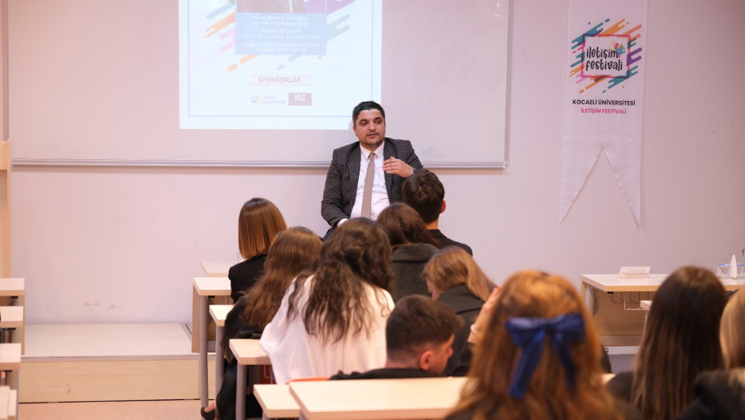 Ahmet Akçaalan iletişimci gençlerle buluştu: Vicdan terazinizin bozulmasına müsaade etmeyin - Resim : 9