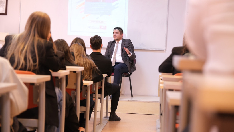 Ahmet Akçaalan iletişimci gençlerle buluştu: Vicdan terazinizin bozulmasına müsaade etmeyin - Resim : 10