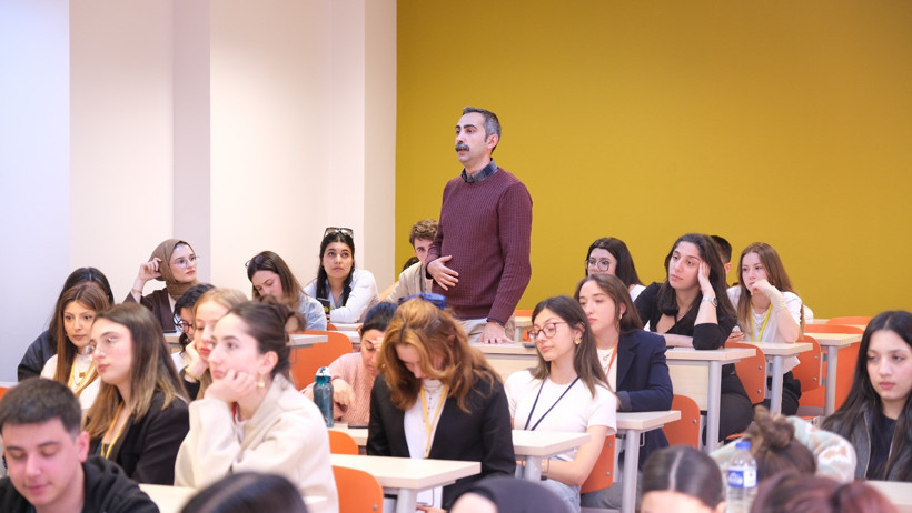 Ahmet Akçaalan iletişimci gençlerle buluştu: Vicdan terazinizin bozulmasına müsaade etmeyin - Resim : 7