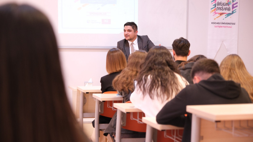 Ahmet Akçaalan iletişimci gençlerle buluştu: Vicdan terazinizin bozulmasına müsaade etmeyin - Resim : 12
