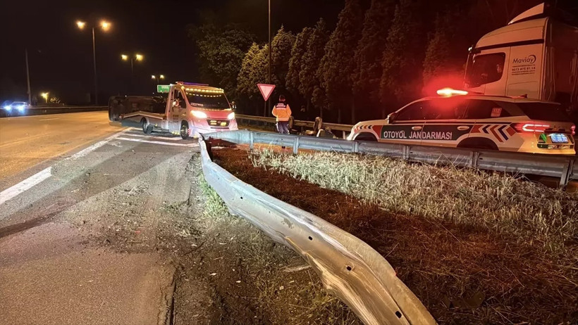 Kocaeli'de feci kaza! Kontrolden çıkan minibüs devrildi - Resim : 1