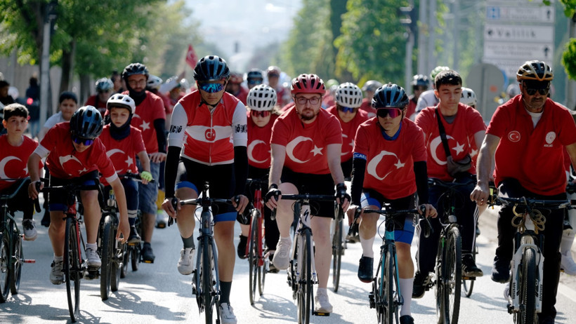 Kocaelili vatandaşlar 19 Mayıs ruhu ile pedalları çevirdi - Resim : 1