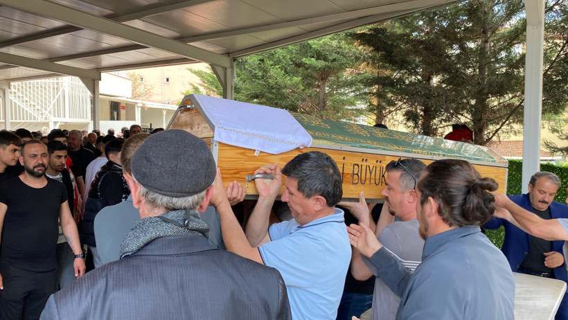 16 yaşındaki çocuk derede boğulmuştu! Son yolculuğuna uğurlandı - Resim : 1