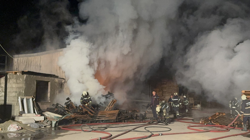 Kocaeli'de yangın paniği! Binlerce palet alevlere teslim oldu - Resim : 6