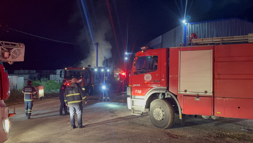 Kocaeli'de yangın paniği! Binlerce palet alevlere teslim oldu - Resim : 5