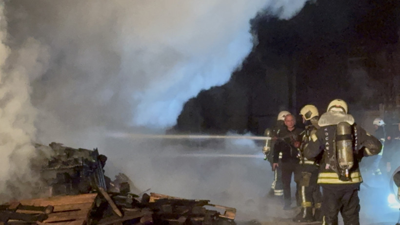 Kocaeli'de yangın paniği! Binlerce palet alevlere teslim oldu - Resim : 4