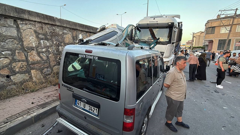 İstinat duvarından alt sokağa düşen otomobil asılı kaldı - Resim : 1