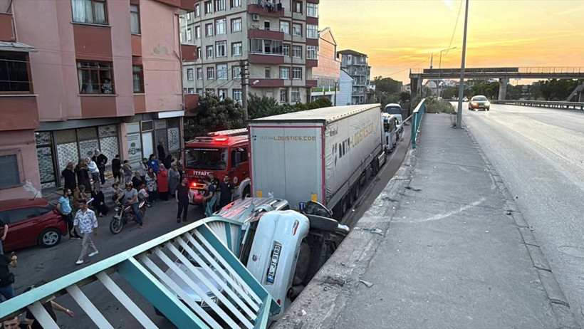 İstinat duvarından alt sokağa düşen otomobil asılı kaldı - Resim : 2