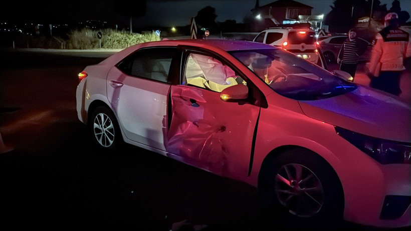 Kavşakta korkunç kaza… Otomobil ile motosiklet çarpıştı: 1 kişi öldü, 2 kişi yaralandı - Resim : 1