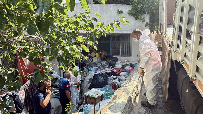 Kötü koku ihbarı ile gittiler, kamyonlarca çöp çıkardılar - Resim : 1