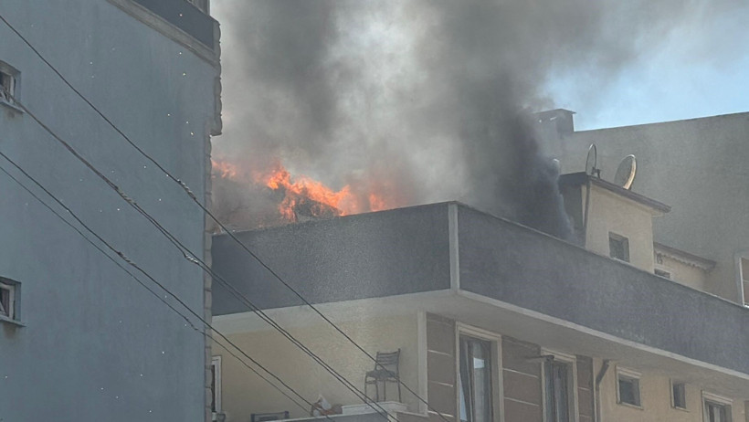 Apartmanın çatısında çıkan yangın paniğe sebep oldu! - Resim : 2