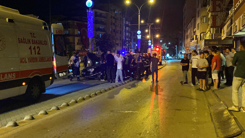 Alkollü sürücü tramvay yoluna daldı: Yaralılar var! - Resim : 2