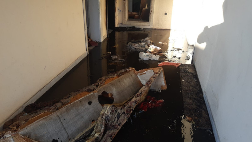 Metruk binayı yakıp kaçtılar - Resim : 1