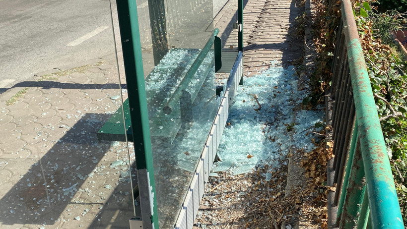 Otobüs durağına saldırı… Durağın camları kırıldı, kimyasal madde bulundu! - Resim : 3